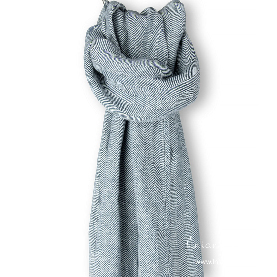 Lniany szalik w biało-granatową jodełkę.