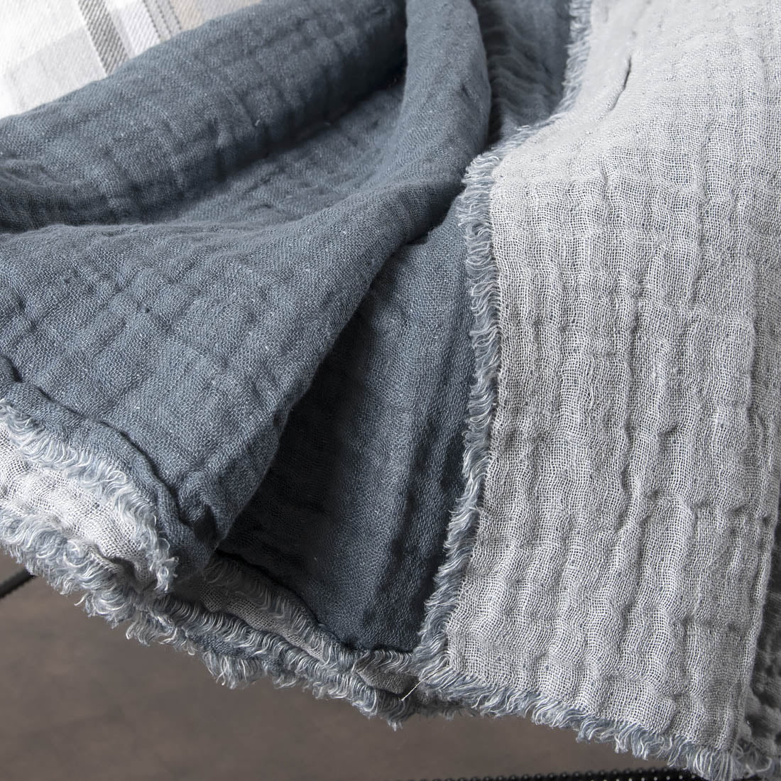 Pled szara jasna oraz ciemna strony.