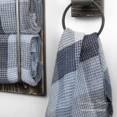 Lniany ręcznik kąpielowy w stalowo - niebieską kratkę. Lniany Sklep.