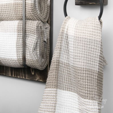 Lniany ręcznik kąpielowy w neutralną kratkę. Lniany Sklep.