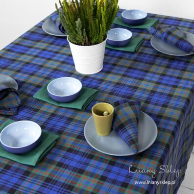 Serwetki zielone albo w szkocką kratkę.