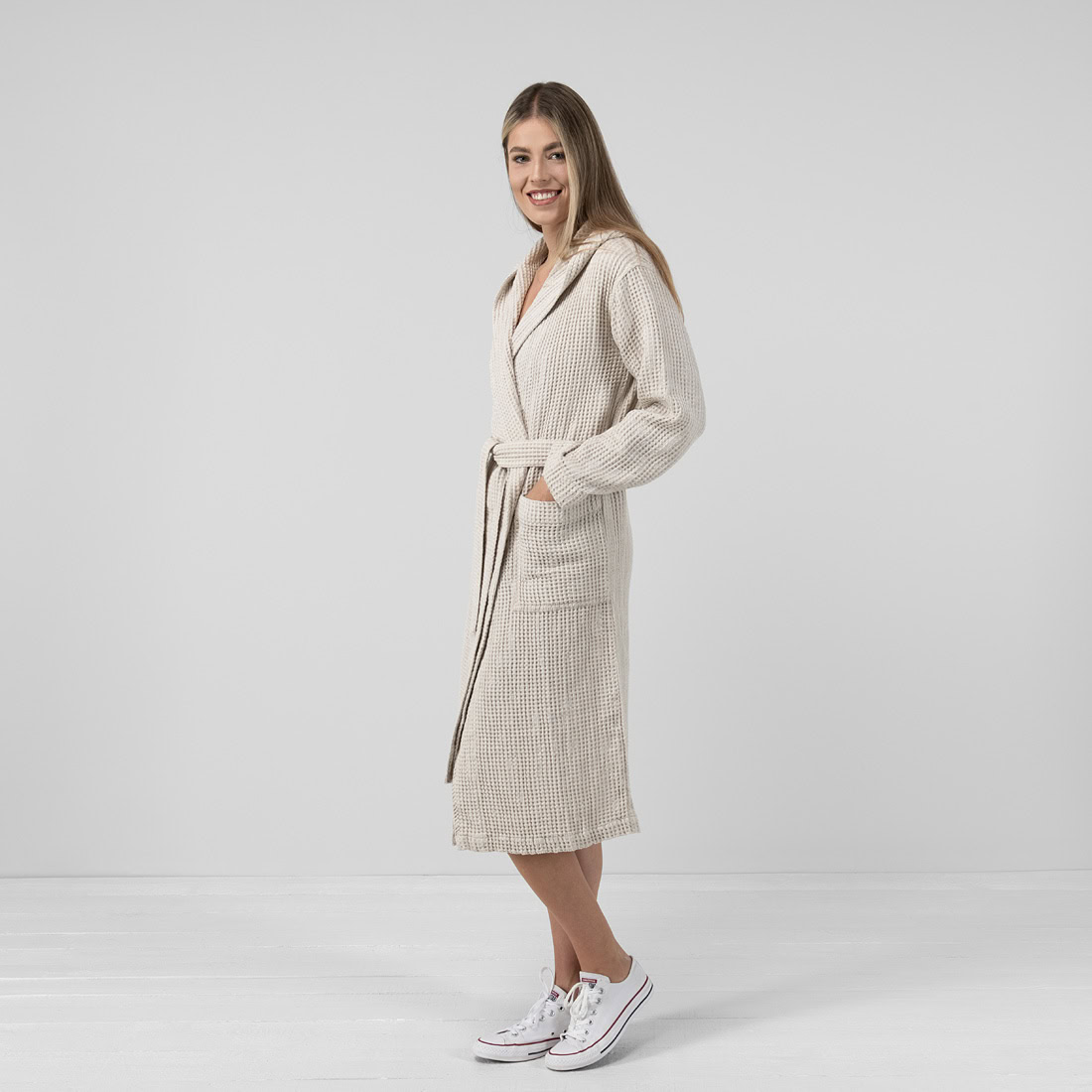 Jasnoszary szlafrok damski z kapturem