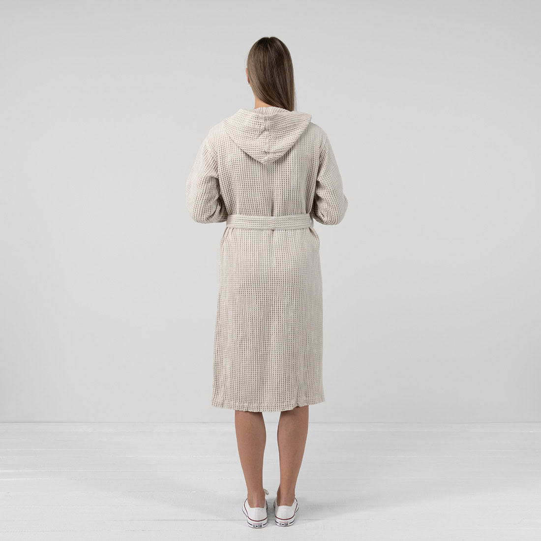 VERO jasnoszary szlafrok. Widok z tyłu