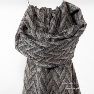 Lniany z wełną szalik czarno - piaskowy wzór.