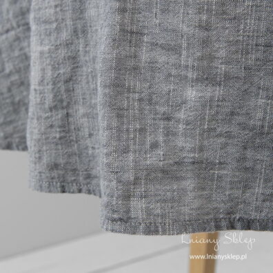 Okrągły ciemny szary obrus. Podwinięcie - gładki szew.