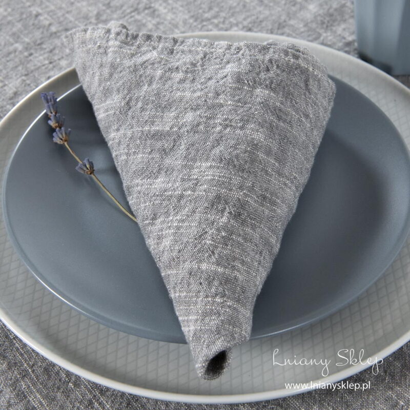 Ciemna szara serwetka, prana.