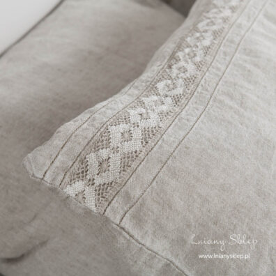 Szara lniano - bawełniana poszewka ozdobiona lnianą koronką.