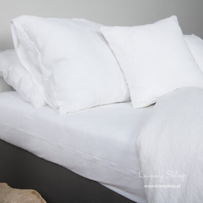 Białe lniane prześcieradło z gumką albo bez.