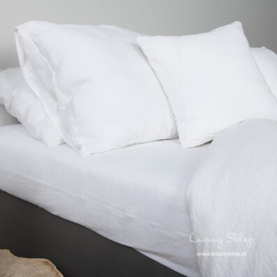 Białe lniane prześcieradło z gumką albo bez.