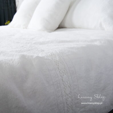 Biała poszwa ozdobiona lnianą koronką.