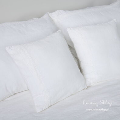 Białe poszewki z pranej lniano - bawełnianej tkaniny. Koronka lniana.