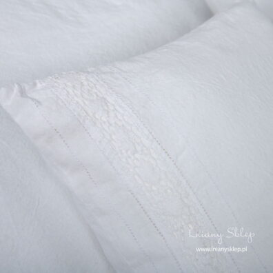 Lniana koronka zdobi jedną stronę poszewki.