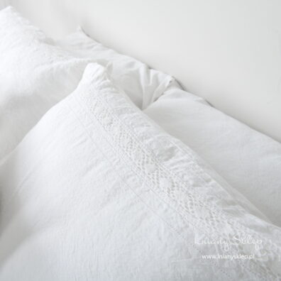 Lniano - bawełniane poszewki ozdobione koronką i mereżką.
