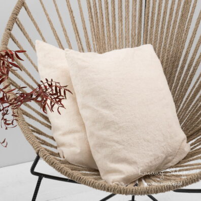 Piaskowe poszewki szyte "na zakładkę".