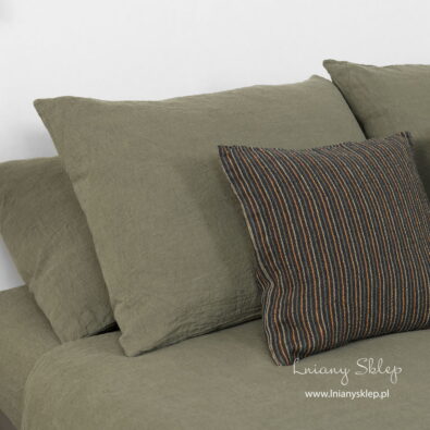 Poszewki na poduszki z pranego lnu khaki.