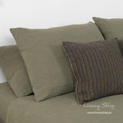Poszewki na poduszki z pranego lnu khaki.