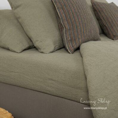 Prześcieradło z pranego lnu khaki.