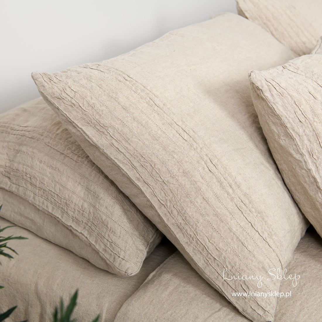 Poszewki z zaszewkami i mereżką z pranego, niebarwionego lnu.