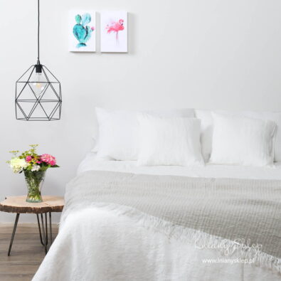 Biała pościel ozdobiona mereżką „Flamingo”.