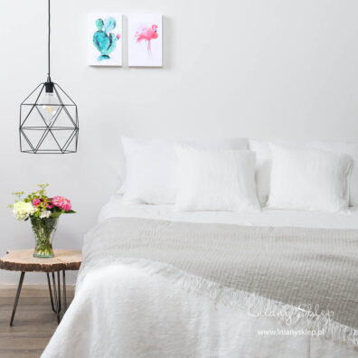 Biała pościel ozdobiona mereżką „Flamingo”.