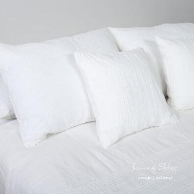 Poszewka. Biała pościel ozdobiona mereżką.