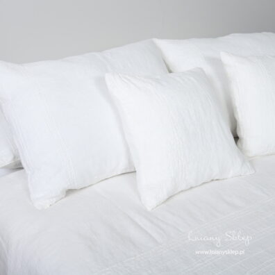 Poszewka. Biała pościel ozdobiona mereżką.