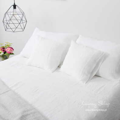 Poszwa. Biała pościel ozdobiona mereżką.