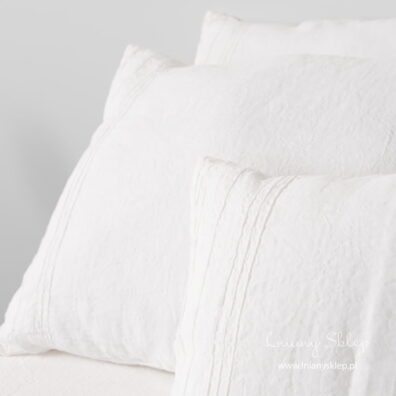 Poszewki ozdobione mereżką i zaszewkami.