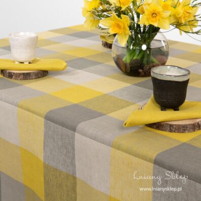 Obrus w żółto – szarą kratkę. Dopasuj żółte serwetki.