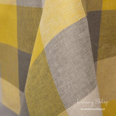 Obrus w żółto – szarą kratkę.