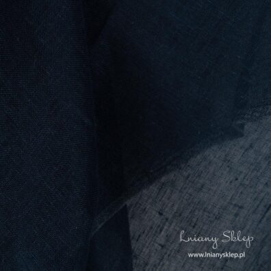 Granatowa, wpadająca w czerń tkanina lniana.