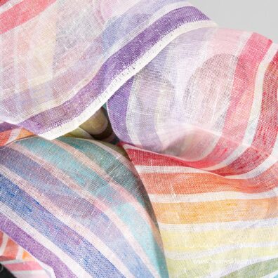 Przeźroczysta tkanina lniana w tęczowe pasy.