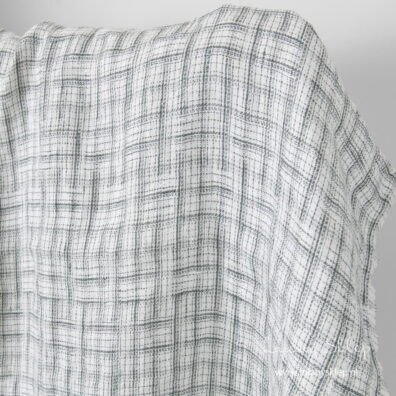 Dekatyzowany (prany) mlecznobiały len w szary wzór.