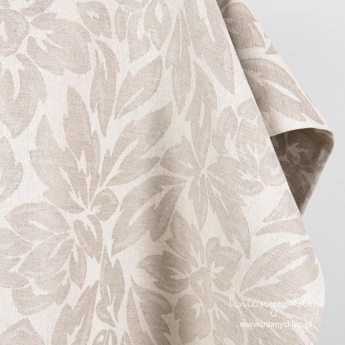 Szare kwiaty (z niebarwionej przędzy lnianej) na białym tle.