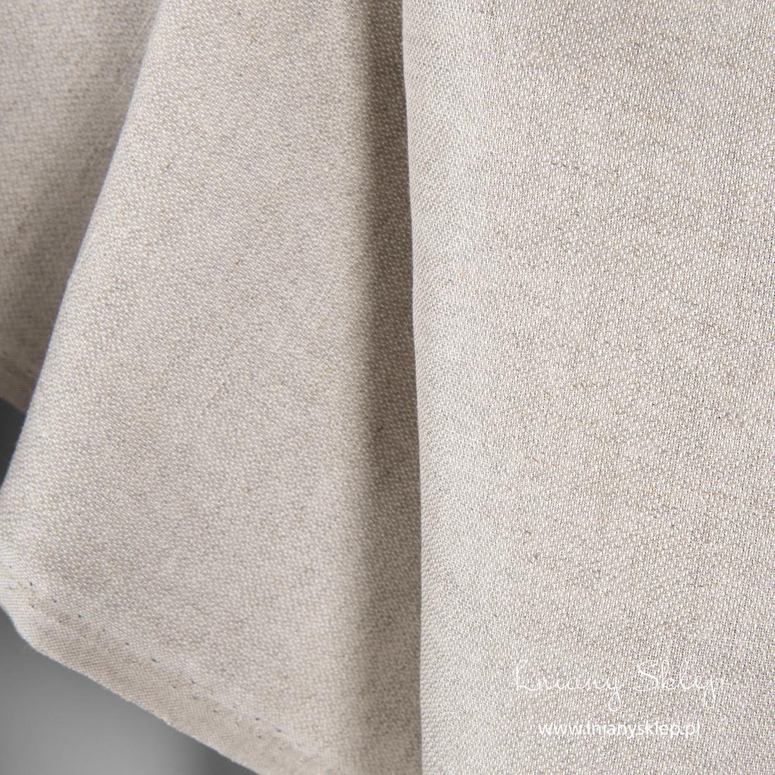 Piaskowa strona tkaniny dwustronnej.