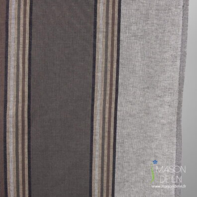 Szara tkanina w pasy o różnej szerokości.