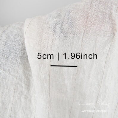 Odległość między paskami z niebarwionej przędzy.