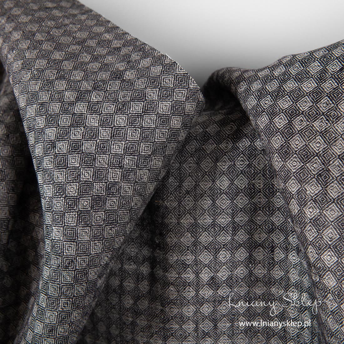 Szara tkanina lniana w drobne romby.