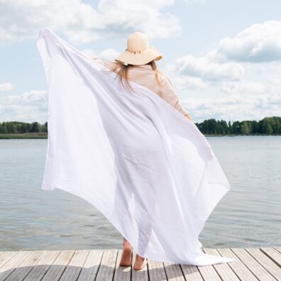 Duży biały ręcznik na plażę