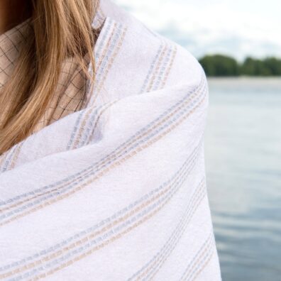 Ręcznik plażowy w zielonkawe khaki paski