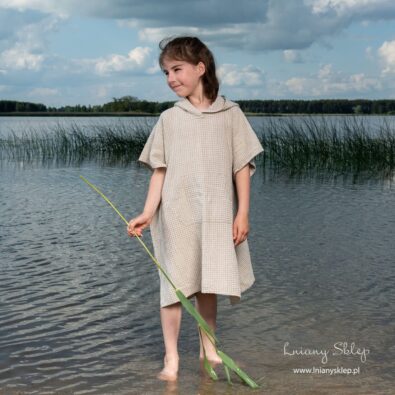 Jasne piaskowe ponczo dziecięce.