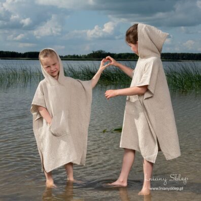 Jasne piaskowe ponczo dziecięce. Różne rozmiary.