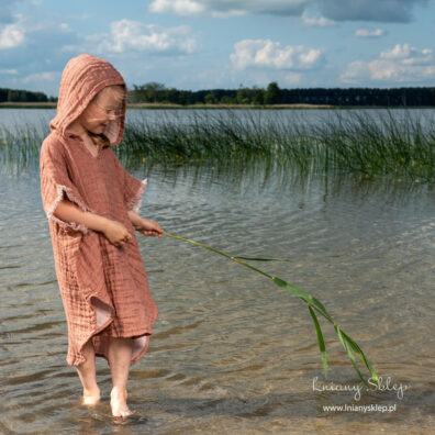 Lniane brązowe ponczo dziecięce z kapturem.