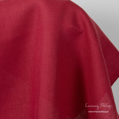 Jaskrawa czerwona tkanina lniana.