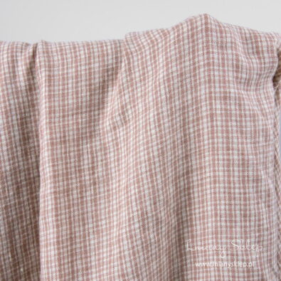 Prany len z wełną w brązową krateczkę.