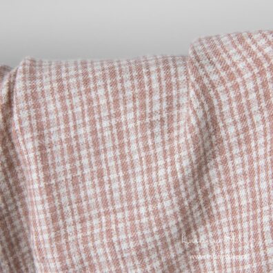 Prany len z wełną w biało - brązową krateczkę.