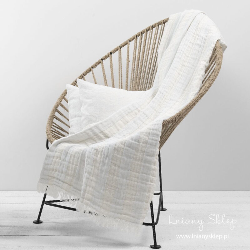 Lniany pastelowy pled w błękitne pasy.