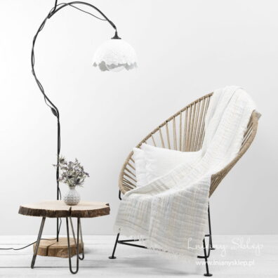 Lniano-bawełniany pastelowy pled w błękitne pasy.