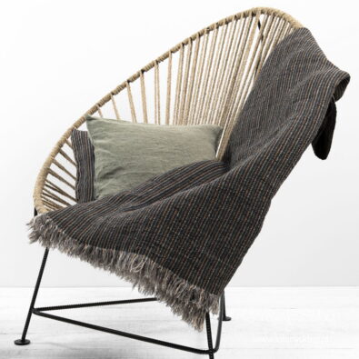 Lniany pled w pasy szare i piaskowe.