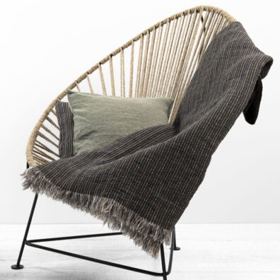 Lniany pled w pasy szare i piaskowe.